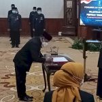 Lantik Lima Pejabat Pratama, Gubernur Khofifah Minta Tingkatkan Indeks Demokrasi
