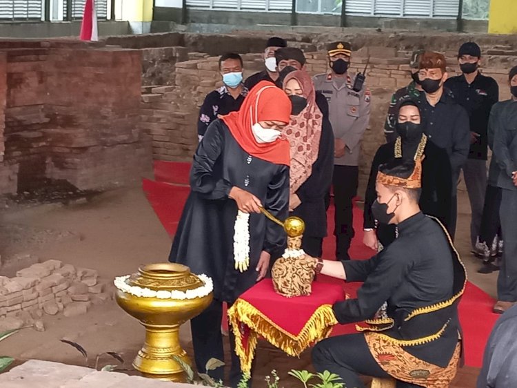Bupati Ikfina dan Ning Ita Dampingi Gubernur Jatim Ambil Sumber Mata Air Panguripan di Trowulan