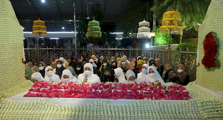 Guberur Khofifah Khusyuknya dalam Zikir dan Doa saat Haul Agung Sunan Ampel