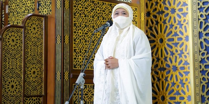 Salat Tarawih Pertama di Masjid Al Akbar Surabaya, Khofifah Ajak Perkuat Hablumminallah dan Hablumminannas