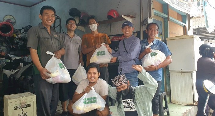 Wabup Gresik dan KWG Bagikan Paket Sembako