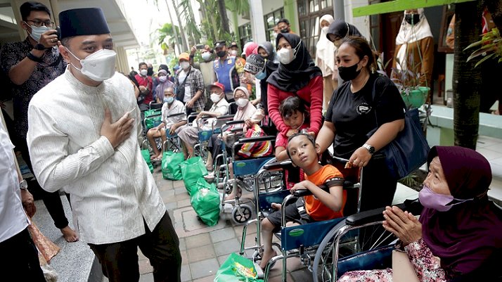 Wali Kota Eri Safari Salat Jumat Sambil Berikan Bantuan