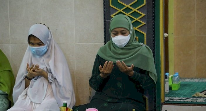 Beri Dukungan Psikologis dan Moril Para Korban Kecelakaan Bus, Khofifah  Hadiri Tahlilan dan Doa Besama