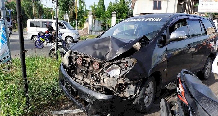 Laka Motor dan Mobil di Merakurak, 3 Korban Luka-luka Serius