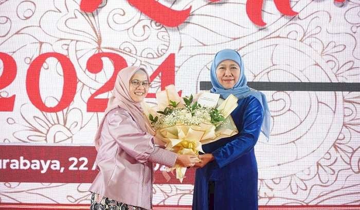 Terima Penghargaan Perempuan Inspiratif dari Menteri PPPA, Khofifah Ajak Perempuan Jadi Juru Damai