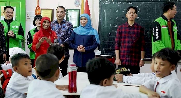 Bersama Gibran Tinjau Implementasi Makan Siang Gratis,  Khofifah: Gizi Lengkap dan Beri Efek Ekonomi
