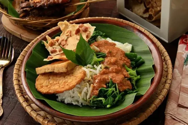 Pecel Madiun, Sajian Tradisional dengan Bumbu Kacang Legendaris