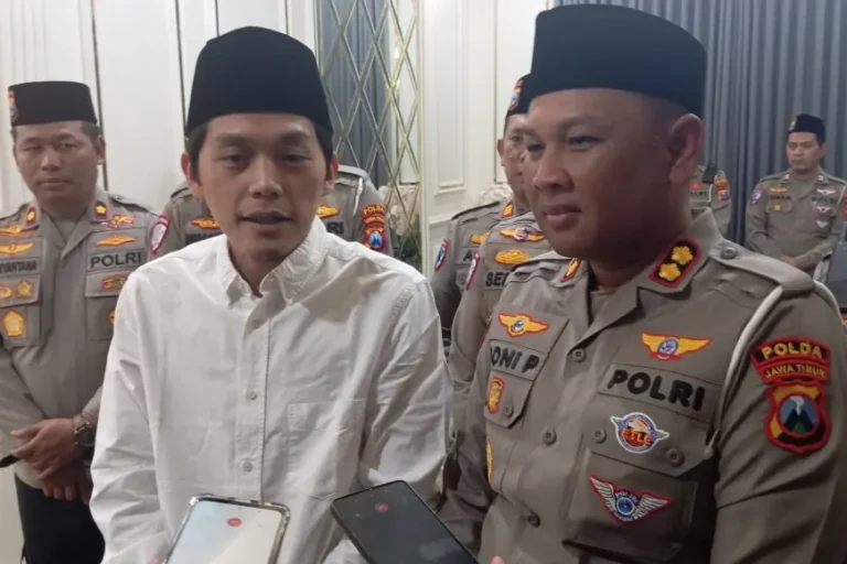 Ditlantas Polda Jatim Sowan ke Gus Iqdam di Blitar, Jemaah Majelis Ta&apos;lim Sabilu Taubah Diedukasi tentang Keselamatan Lalu Lintas