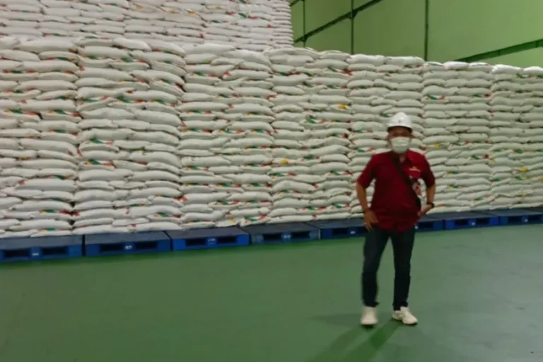 Ribuan Ton Gula Menumpuk di Mojokerto, Akibat Gula Impor?
