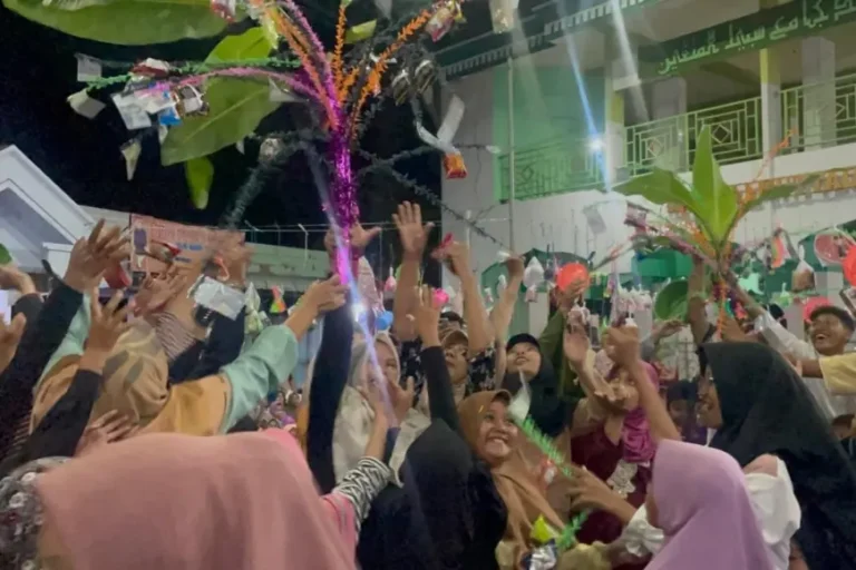 Saat Warga di Jombang Rayakan Maulid Nabi Dari Berdoa Hingga Berebut Perabot Rumah Tangga