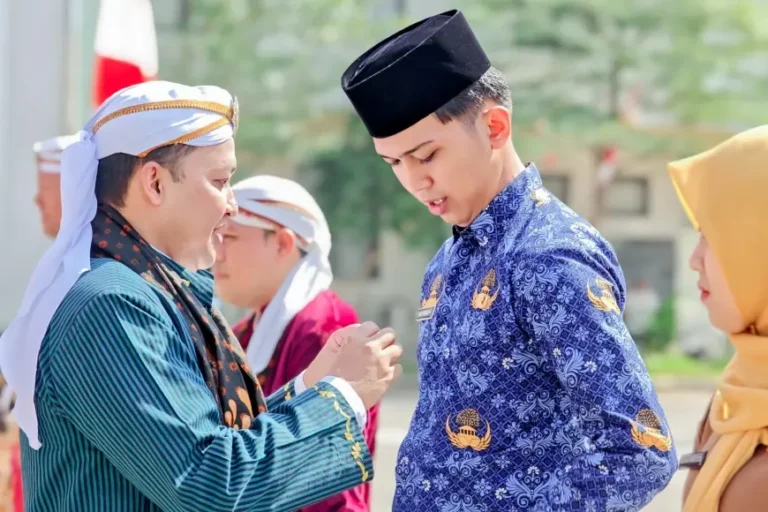 Momen Hari Jadi Kabupaten Pasuruan ke&1096, Bupati Berikan Penghargaan Lencana pada Sekda serta ASN Berdedikasi Tinggi