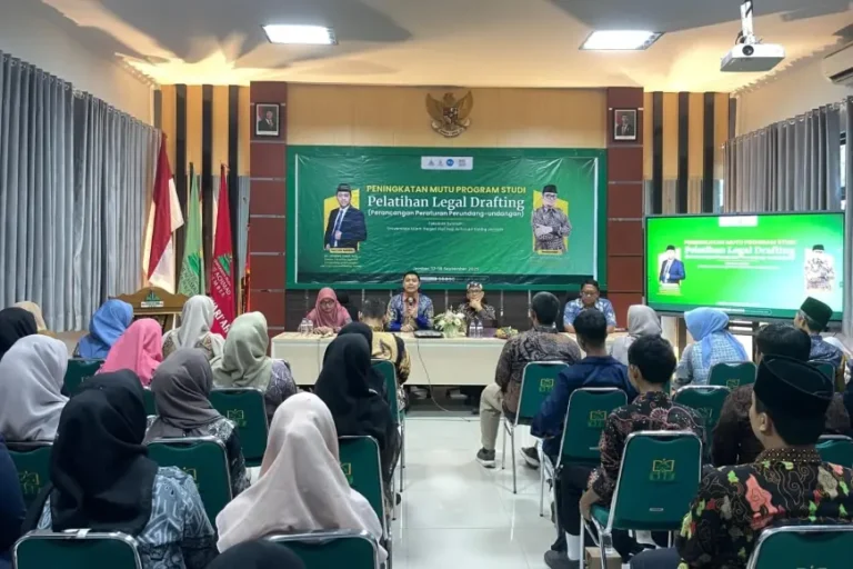 Gandeng Biro Hukum Kemenag RI, Fakultas Syariah UIN KHAS Jember Gelar Pelatihan Legal Drafting