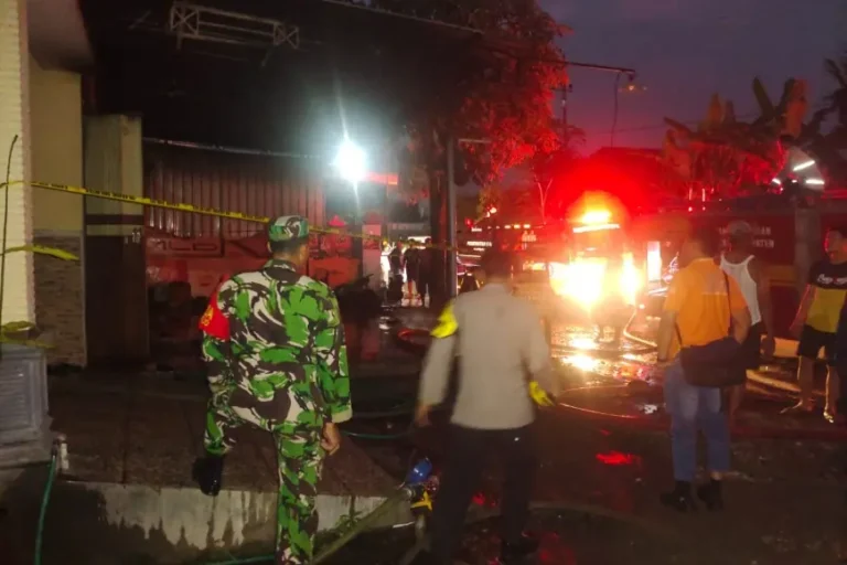 Tersambar Api Tambal Ban, Rumah dan Bengkel di Blitar Hangus Terbakar, Pemilik Alami Luka Bakar