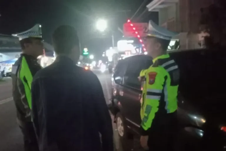 Mencoba Melarikan Diri Setelah Tabrak Pejalan Kaki, Sopir Mobil di Blitar Jadi Sasaran Amukan Massa
