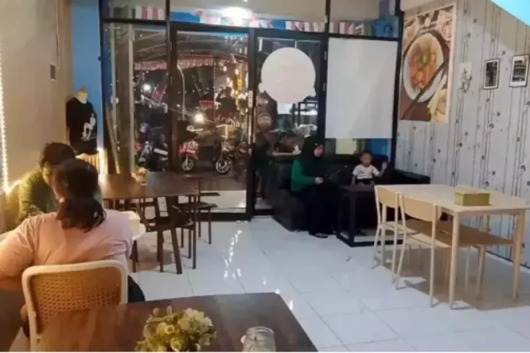 Menikmati Nasi Sambal Cakalang Telur di Kedai Milik Pemain Persebaya