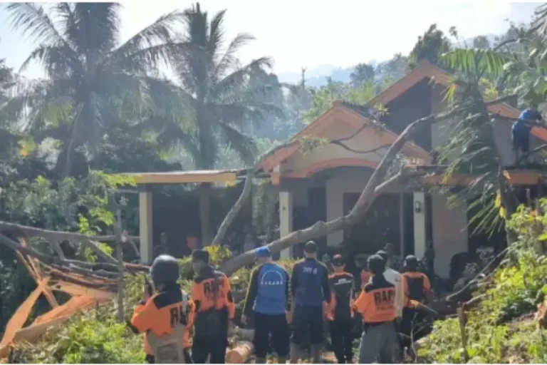 Puting Beliung Rusak 53 Rumah di Madiun