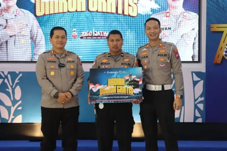 HUT ke&70 Lalu Lintas Personel Satlantas Polres Nganjuk Dapat Kado Umroh
