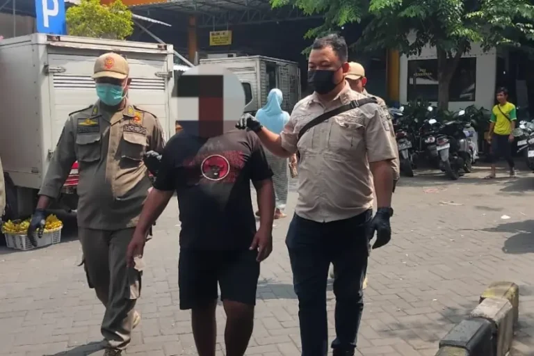 Sepasang ODGJ Melakukan Tindak Asusila di Jalan Usman Sadar Gresik, Petugas Turun Tangan