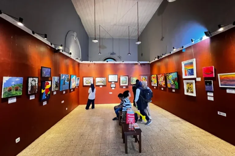 YKAI Jatim Gelar Pameran Lukisan Anak, Alun&alun Surabaya Disulap Jadi Ruang Ekspresi Pelukis Cilik