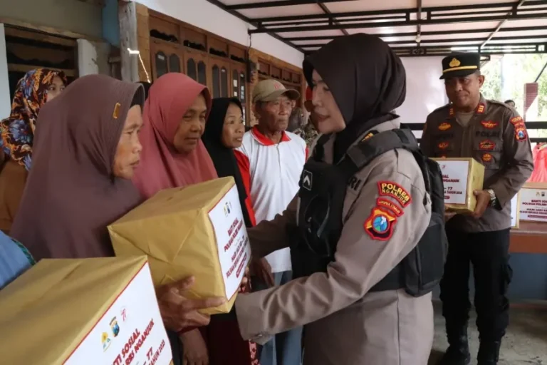 Srikandi Polwan Nganjuk Sebar Sembako Ke Masyarakat Kurang Mampu di Hari Jadi ke 77