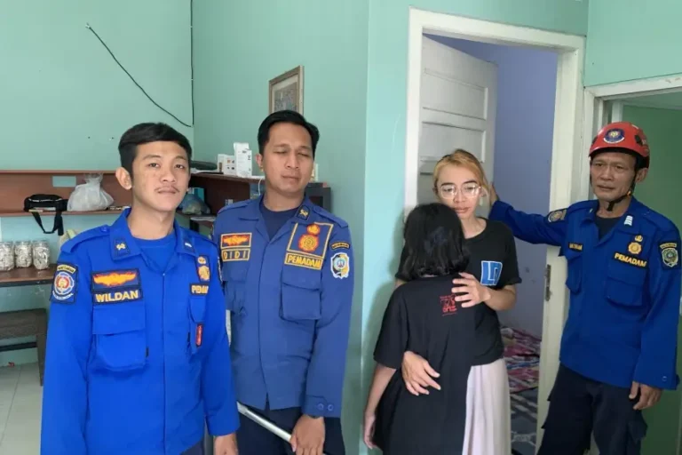 Damkar Tulungagung Evakuasi Ibu dan Anak yang Terkunci di dalam Kamar