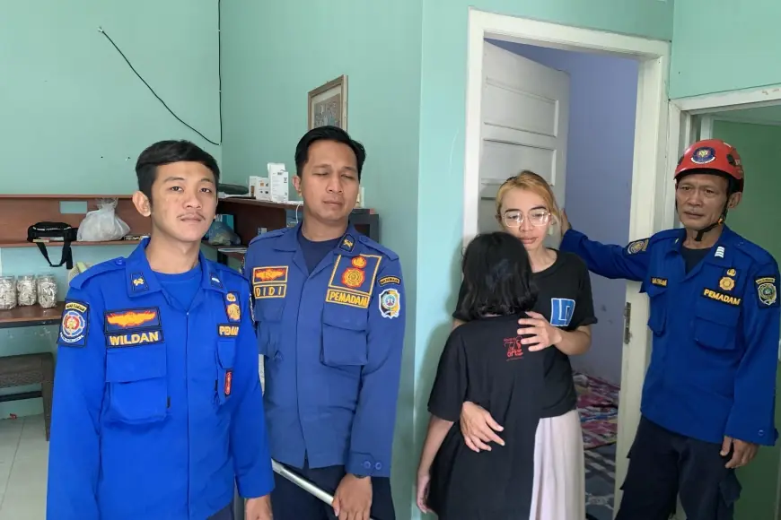 Damkar Tulungagung Evakuasi Ibu dan Anak yang Terkunci di dalam Kamar