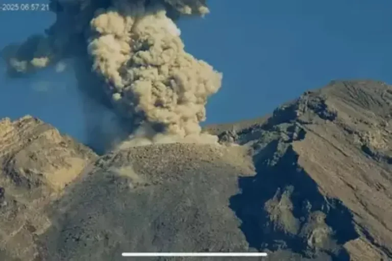 Gunung Semeru Kembali Erupsi, Warga Diminta Jauhi Radius Bahaya