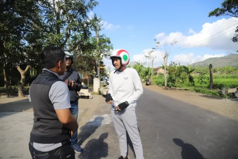 Kendarai Skuter, Wabup Trenggalek Tinjau Perbaikan Jalan Gandusari hingga Watulimo