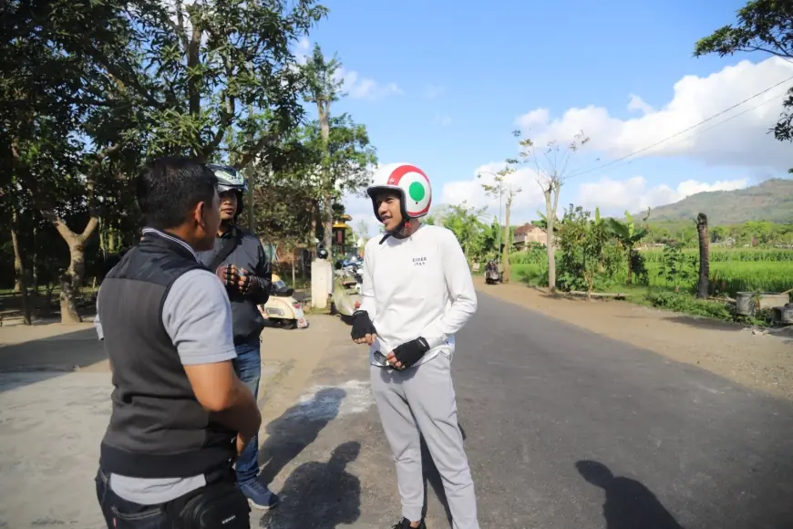 Kendarai Skuter, Wabup Trenggalek Tinjau Perbaikan Jalan Gandusari hingga Watulimo