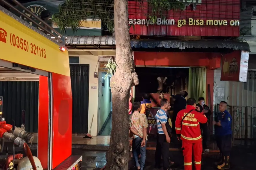 Kebakaran Gerai Roti di Tulungagung, Karyawan Selamat Usai Panjat Atap