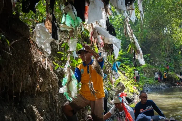 Pesan dari Sungai Selokambang: Bondowoso Lawan Mikroplastik dengan Aksi Nyata