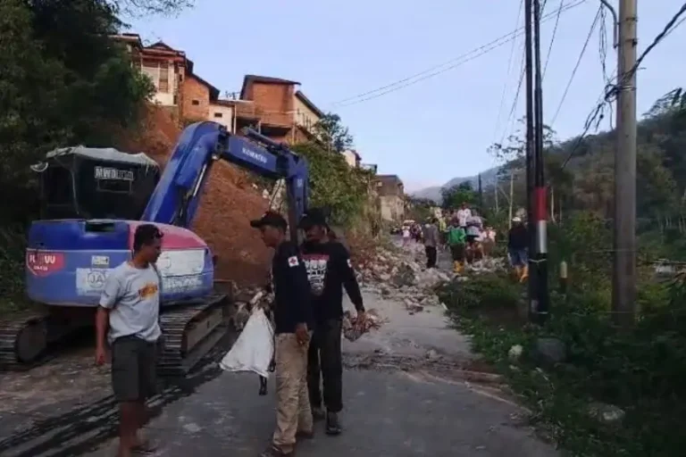 Tembok Penahan Tanah di Pacet Mojokerto Runtuh, Timpa Pengguna Jalan dan Rumah Warga