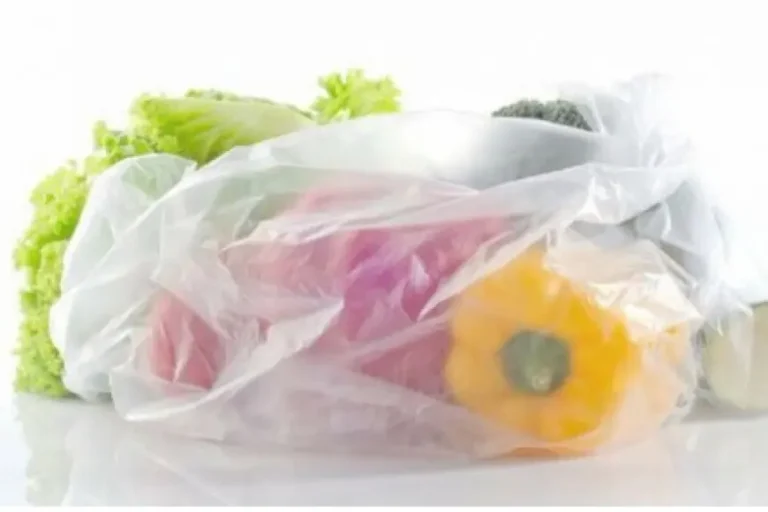 7 Makanan yang Sebaiknya Tidak Disimpan dalam Wadah Plastik