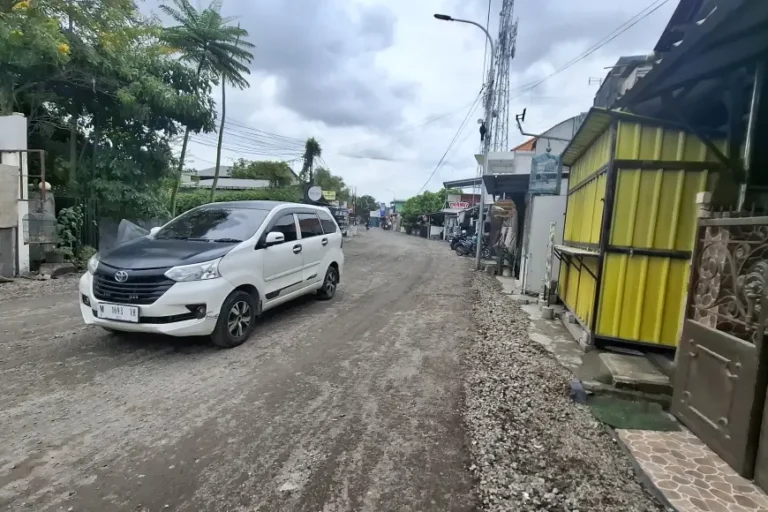 Nasib Pedagang di Tengah Perbaikan Jalan di Gresik: Omset Anjlok dan Sebagian Tutup Merugi
