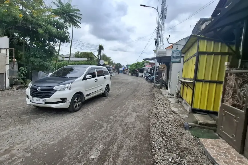 Nasib Pedagang di Tengah Perbaikan Jalan di Gresik: Omset Anjlok dan Sebagian Tutup Merugi