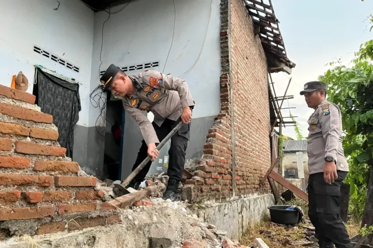 Angin Kencang Terjang Tiga Desa di Tulungagung, Puluhan Rumah Rusak