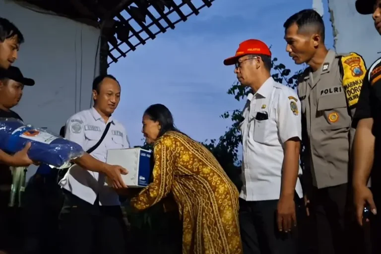 Akibat Angin Kencang, Nenek dan Cucu di Tulungagung Tertimpa Tembok dan Ratusan Rumah Lainnya Rusak