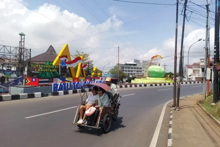 Cat Patung Apel di Jalan Sultan Agung Mengelupas, Warga Ragukan Kualitas
