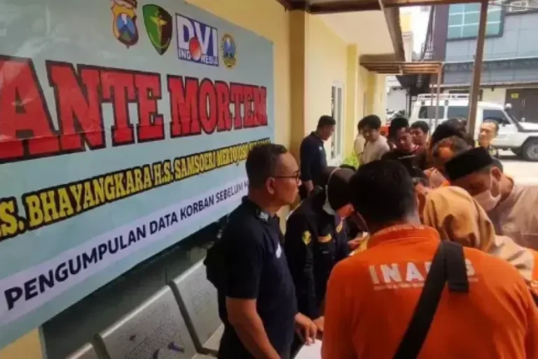 Posko Ante Mortem RS Bhayangkara Mulai Dipadati Keluarga Korban Ponpes Al&Khoziny