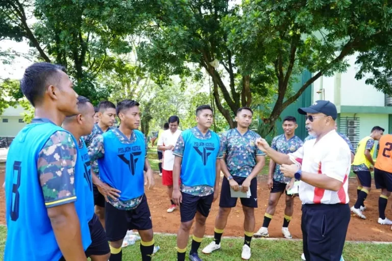 30 Pelatih Sepak Bola Divif 2 Kostrad Raih Lisensi D PSSI di Malang