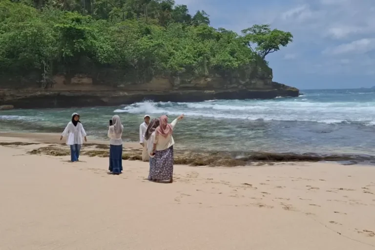 Pantai Jung Pakis di Selatan Tulungagung: Cantik tapi Menjangkaunya Penuh Tantangan