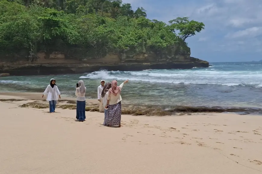 Pantai Jung Pakis di Selatan Tulungagung: Cantik tapi Menjangkaunya Penuh Tantangan