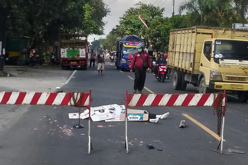 Terjatuh Usai Senggolan Sesama Pemotor, Pemuda Tulungagung Meninggal Dunia Tertabrak Truk