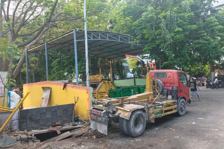 Protes Bau Sampah, Warga Tolak TPS di Jalan Jaksa Agung Gresik