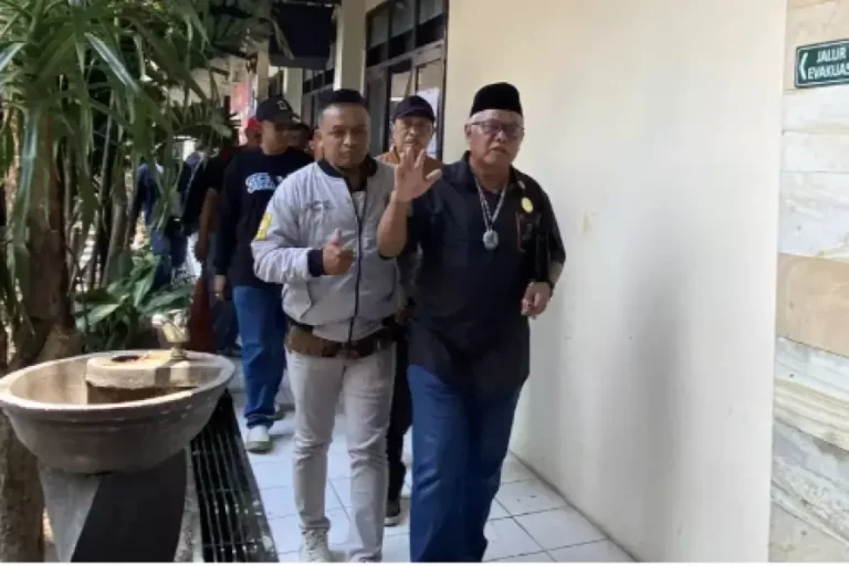 Sajadah Dibakar, Yai Mim Laporkan Dugaan Penistaan Agama ke Polisi