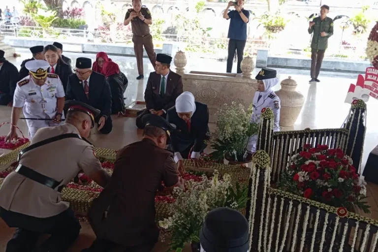 Sambut HUT ke&80 Jatim, Khofifah Pimpin Ziarah Nasional di Makam Bung Karno Kota Blitar