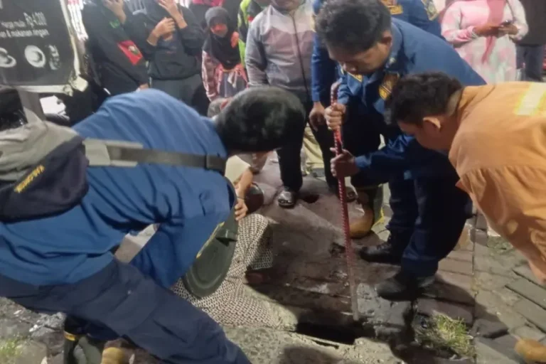 Kaki Emak&emak di Gresik Terperosok Selokan, Damkar Turun Tangan