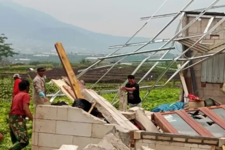 Cuaca Ekstrem di Kota Batu, Empat Rumah di Desa Giripurno Rusak Diterjang Angin Kencang