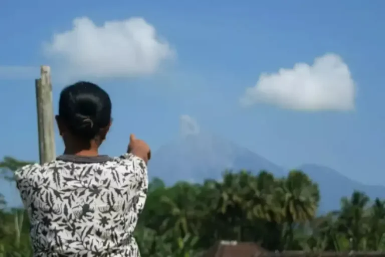 Gunung Semeru Erupsi Lagi, Warga Diminta Siaga Hujan Abu dan Banjir Lahar