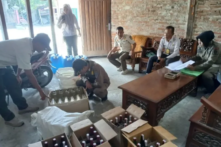 Satpol PP Nganjuk Amankan Ratusan Botol Miras dan Puluhan Liter Oplosan